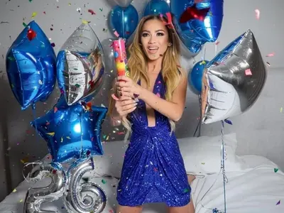 Нора Недкова празнува РД в леглото (Снимки от празника й)