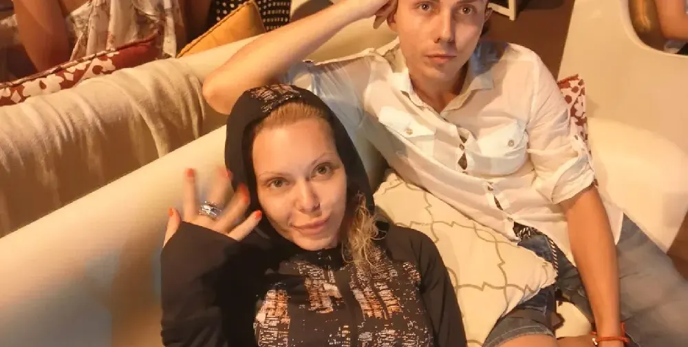 ПАДЕНИЕ! Албена Вулева стана камериерка в хотел в Кипър