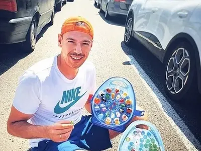 Петканови висят заклещени на границата