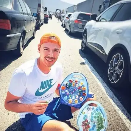 Петканови висят заклещени на границата