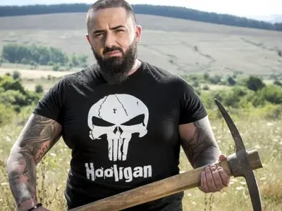 Побойникът от „Фермата” Иван Милин шамарил сервитьорки на морето, биел и бившата си