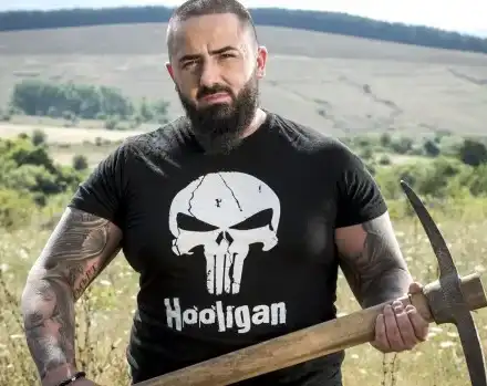 Побойникът от „Фермата” Иван Милин шамарил сервитьорки на морето, биел и бившата си