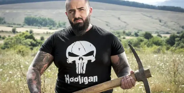 Побойникът от „Фермата” Иван Милин шамарил сервитьорки на морето, биел и бившата си