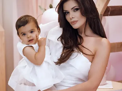 Преслава пръснала 5 бона за ЧРД на Паола! (СНИМКИ от бялото чалга парти на бебето)