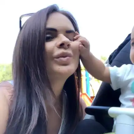 Преслава заряза бебето при сестра си, фенове попиляха певицата заради алкохол и цигари