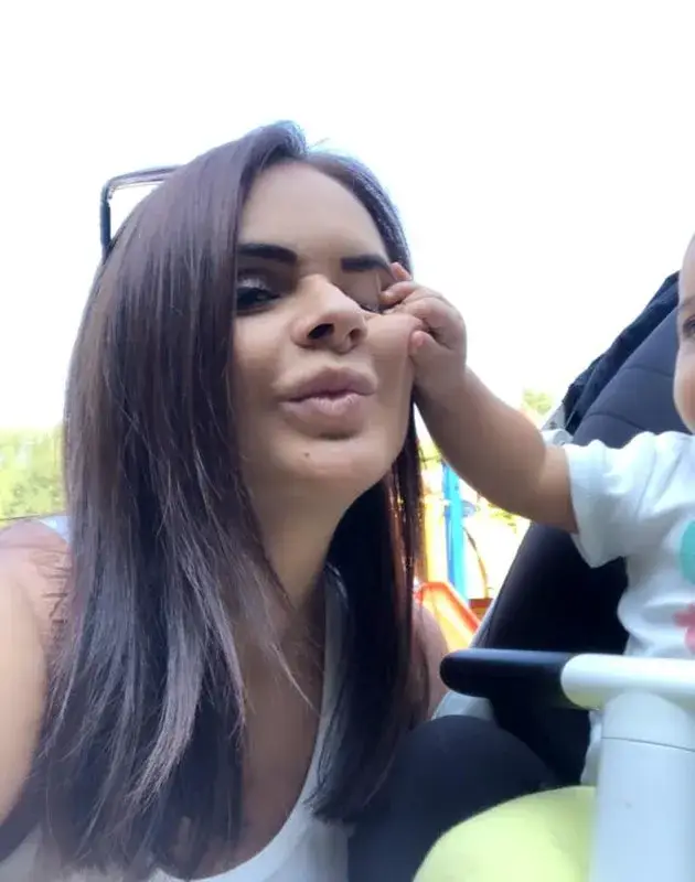 Преслава заряза бебето при сестра си, фенове попиляха певицата заради алкохол и цигари