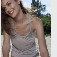 Розмари без горнище на плажа (Горещо фото)