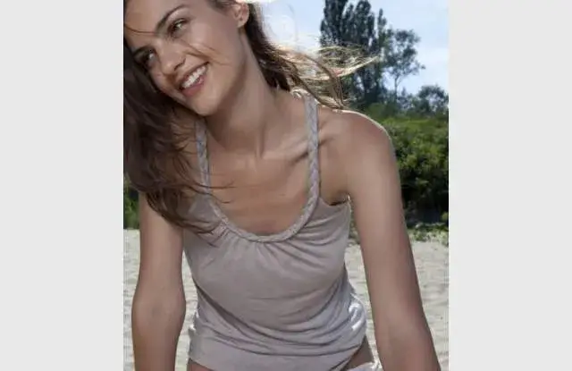 Розмари без горнище на плажа (Горещо фото)