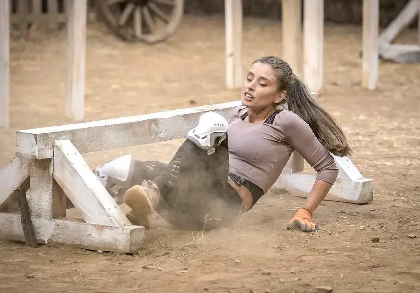 Саня Борисова като нинджа на дуела във „Фермата“