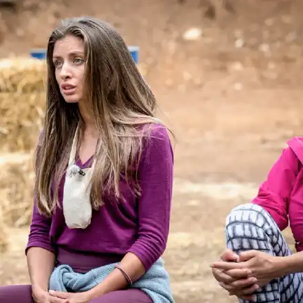 Саня Борисова натирена в обора на „Фермата“