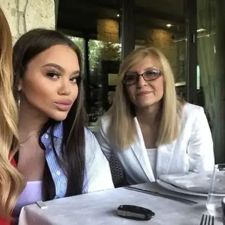 Щерката на Анелия става доктор