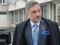 Срам! Навръх 22 септември Денди препика паметника на Стамболов (Всичко за резила)