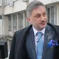 Срам! Навръх 22 септември Денди препика паметника на Стамболов (Всичко за резила)