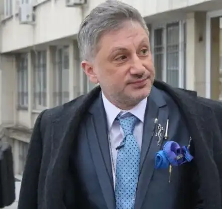 Срам! Навръх 22 септември Денди препика паметника на Стамболов (Всичко за резила)