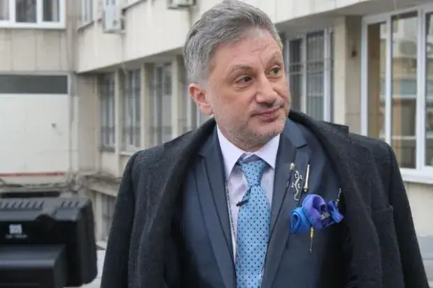 Срам! Навръх 22 септември Денди препика паметника на Стамболов (Всичко за резила)