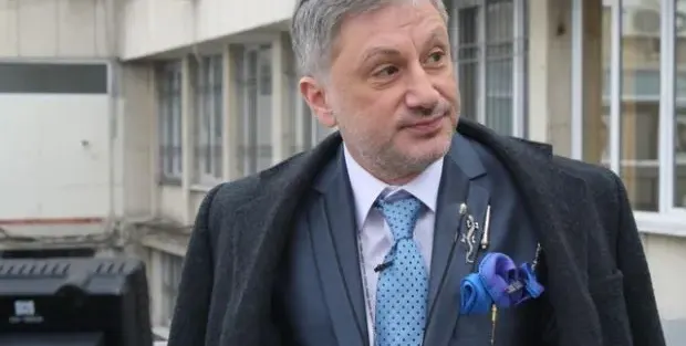 Срам! Навръх 22 септември Денди препика паметника на Стамболов (Всичко за резила)