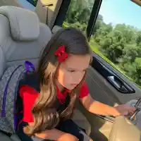 Срам: Николета вози детето без колан (Снимка)