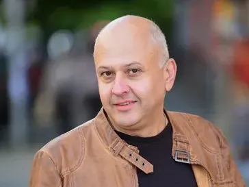 Стефан Рядков се друса с трамвая