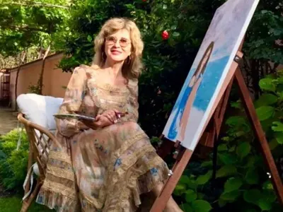 Тъщата на Таки рисува картините си в скъпарско имение, скоро ги показва в изложба  (Снимки)