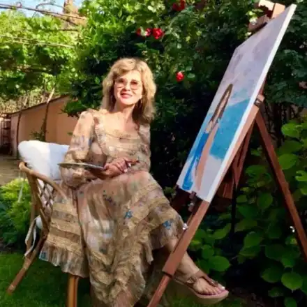 Тъщата на Таки рисува картините си в скъпарско имение, скоро ги показва в изложба  (Снимки)