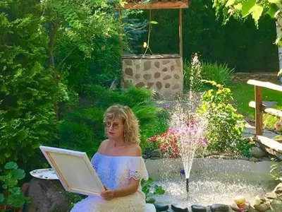 Тъщата на Таки рисува картините си в скъпарско имение, скоро ги показва в изложба  (Снимки)