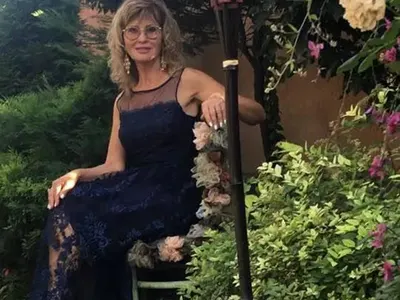 Тъщата на Таки рисува картините си в скъпарско имение, скоро ги показва в изложба  (Снимки)