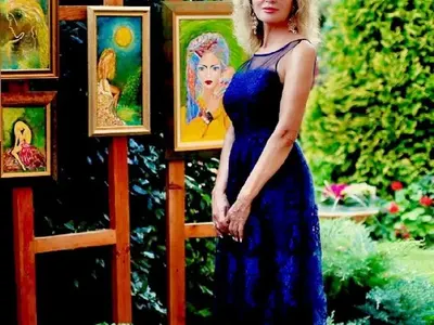 Тъщата на Таки рисува картините си в скъпарско имение, скоро ги показва в изложба  (Снимки)