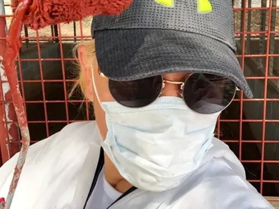 Ваня Червенкова - доброволец в зоопарк (Бизнесдамата боядисва оградата, гушка се с шимпанзетата - Снимки)