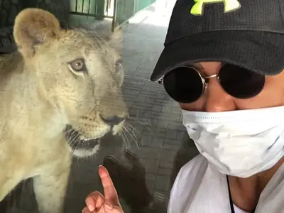 Ваня Червенкова - доброволец в зоопарк (Бизнесдамата боядисва оградата, гушка се с шимпанзетата - Снимки)