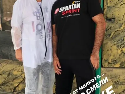 Ваня Червенкова - доброволец в зоопарк (Бизнесдамата боядисва оградата, гушка се с шимпанзетата - Снимки)