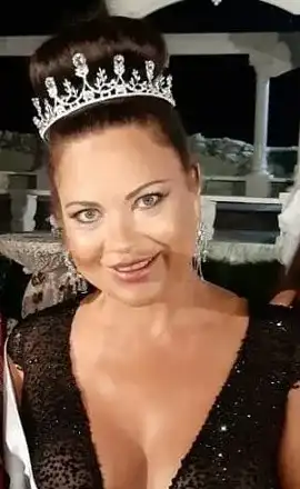 Весела Нейнски извади силикона на показ