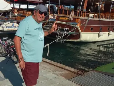 Влюбен до уши, бащата на Чочо Попйорданов тръгна да обикаля Земята (Снимки)