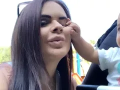 Преслава заряза бебето при сестра си, фенове попиляха певицата заради алкохол и цигари