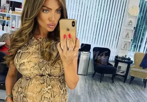 Златка Райкова се тъпче със сладолед