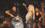 Тита втрещи феновете си с бесни кючеци и кръшни чалга форми (Снимки)