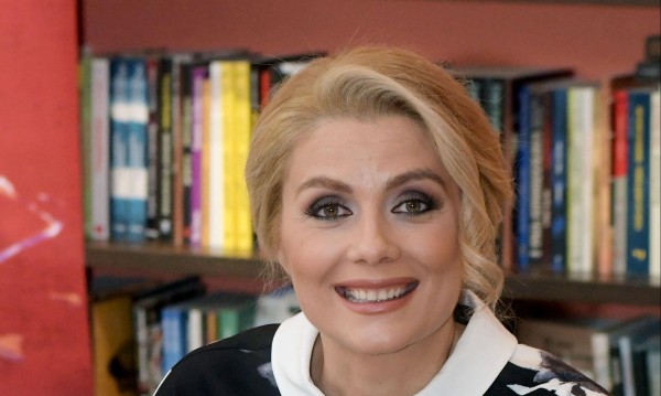 Венета Райкова си има нов? (Блондинката с мистериозен мъж в дома си)