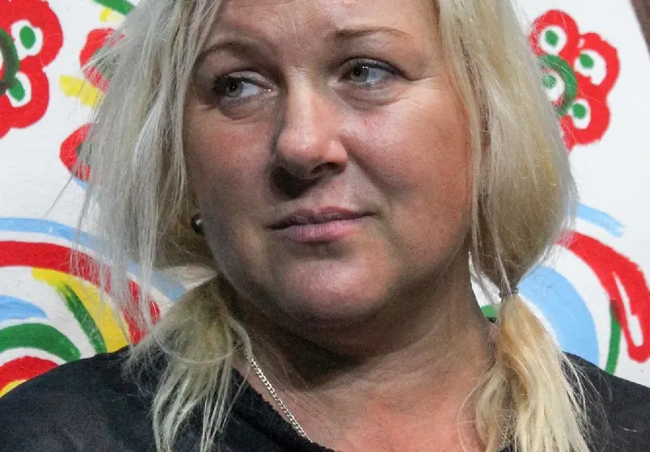 Албена Михова сияе на среща с по-млада жена, получи и букет