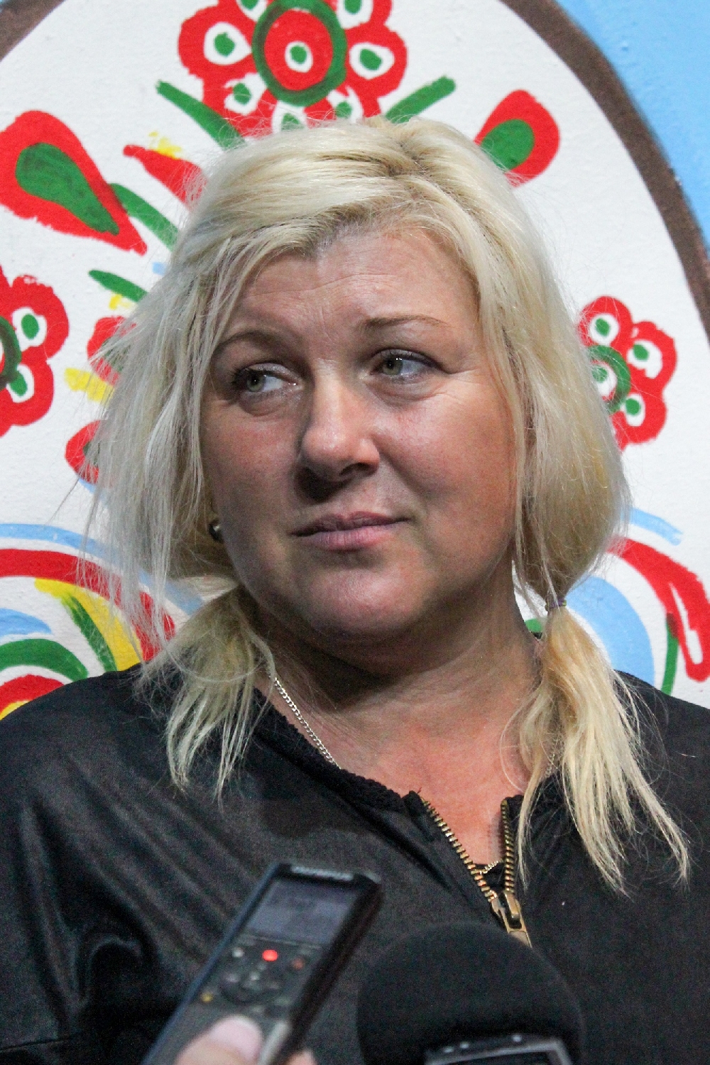 Албена Михова сияе на среща с по-млада жена, получи и букет