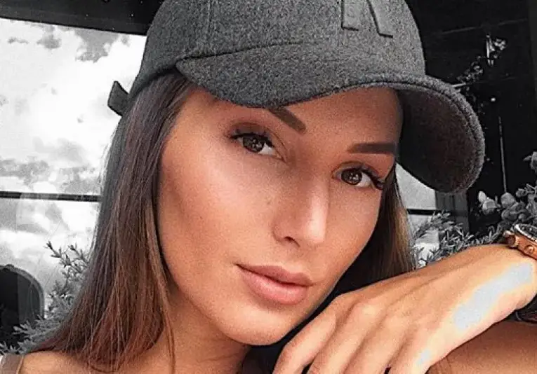 Алекс Петканова не сваля изкуствените мигли