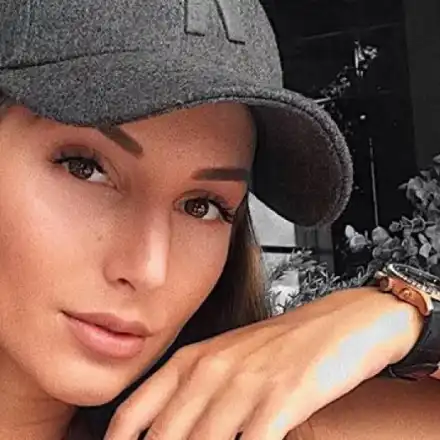 Алекс Петканова не сваля изкуствените мигли