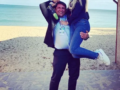 Антония Петрова и Ивайло Батинков семейно на море (Двамата заведоха и сина си)