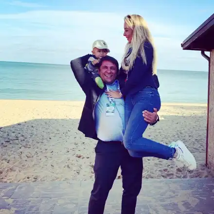 Антония Петрова и Ивайло Батинков семейно на море (Двамата заведоха и сина си)