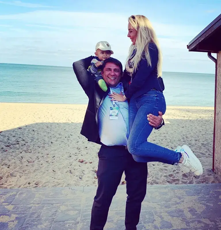 Антония Петрова и Ивайло Батинков семейно на море (Двамата заведоха и сина си)