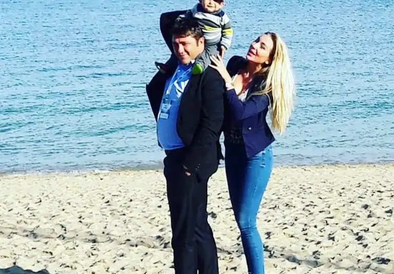 Антония Петрова пак заведе бебето на море (Миската се хвали, че малкият Благовест е гений)