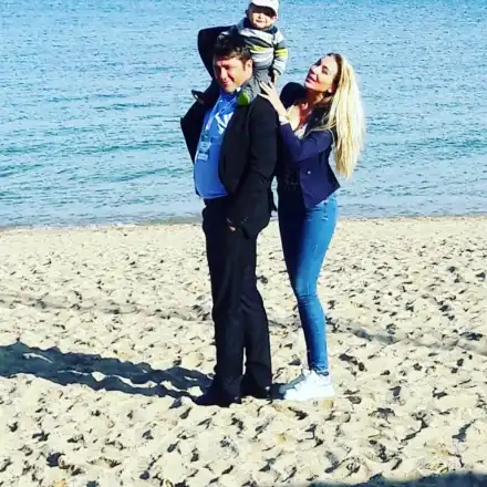 Антония Петрова пак заведе бебето на море (Миската се хвали, че малкият Благовест е гений)