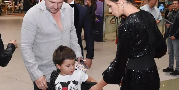 Асен Блатечки и Диляна Попова - щастливо семейство с Борил на премиерата на „Завръщане\" (Снимки)