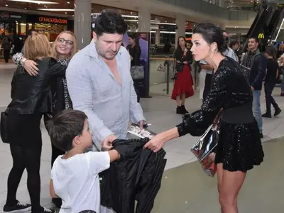 Асен Блатечки и Диляна Попова - щастливо семейство с Борил на премиерата на „Завръщане\" (Снимки)