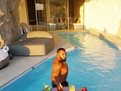 Азис се глези с райска ваканция в Миконос