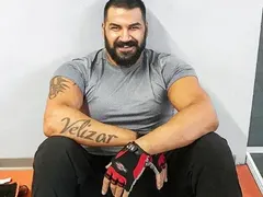 Азис се изнесе на каравана