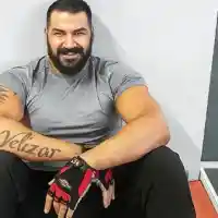 Азис се изнесе на каравана